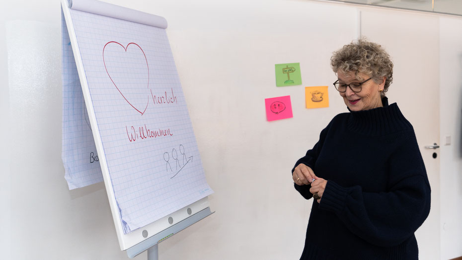 Gabriele-Hradetzky steht vor einer Tafel auf der ein Herz gemalt ist Gabriele-Hradetzky steht vor einer Tafel auf der ein Herz gemalt ist