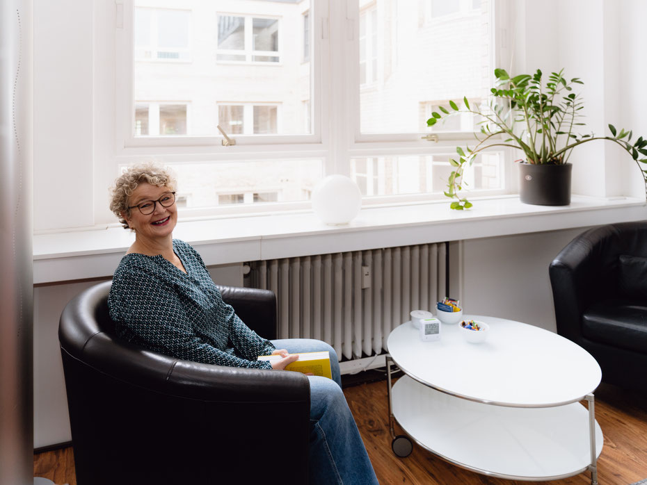 Gabriele-Hradetzky sitzt lächelnd auf einem Sessel Gabriele-Hradetzky sitzt lächelnd auf einem Sessel