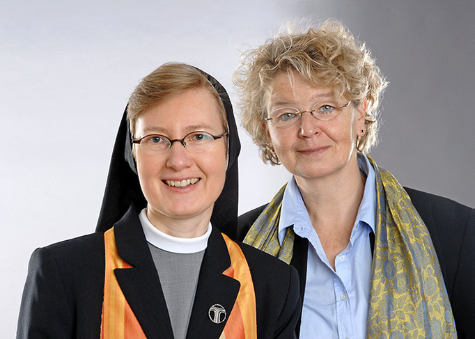 Gabriele-Hradetzky steht neben einer Ordensschwester Gabriele-Hradetzky steht neben einer Ordensschwester