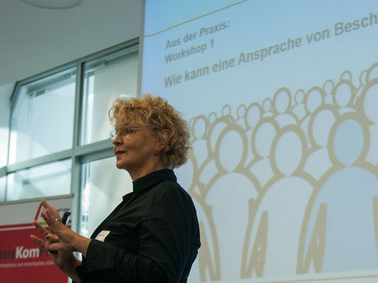 Gabiele Hradetzky steht mit dem Rücken zu einer Leinwandprojektion Gabiele Hradetzky steht mit dem Rücken zu einer Leinwandprojektion