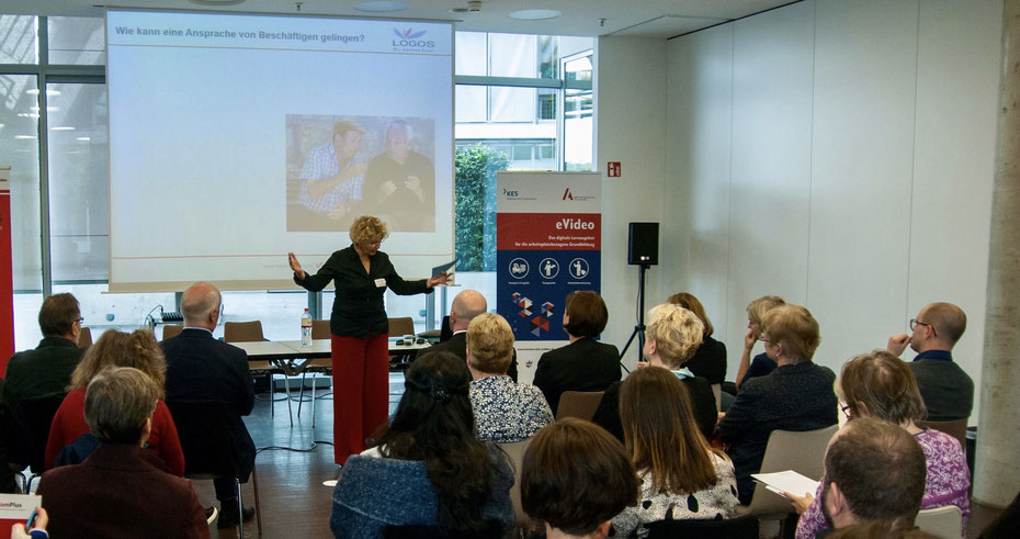 Gabiele Hradetzky hält eine Vortrag für einer Gruppe Menschen Gabiele Hradetzky hält eine Vortrag für einer Gruppe Menschen