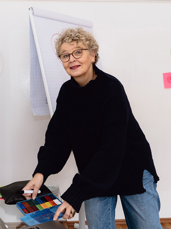 Gabriele Hradetzky öffnet eine Box mit Zeichen-Utensilien Gabriele Hradetzky öffnet eine Box mit Zeichen-Utensilien